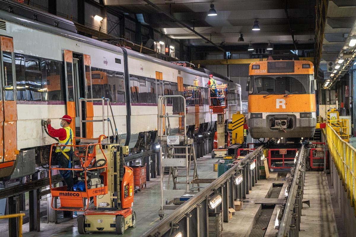 Proceso de limpieza de grafitis e instalación de vinilos en trenes de Rodalies.
