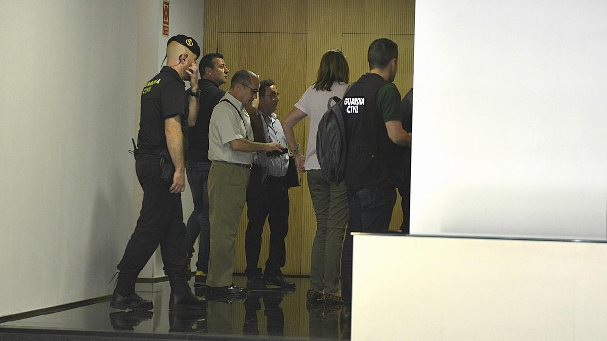 Agentes de la Guardia Civil entran en la sede de Efial en la Diagonal de Barcelona.