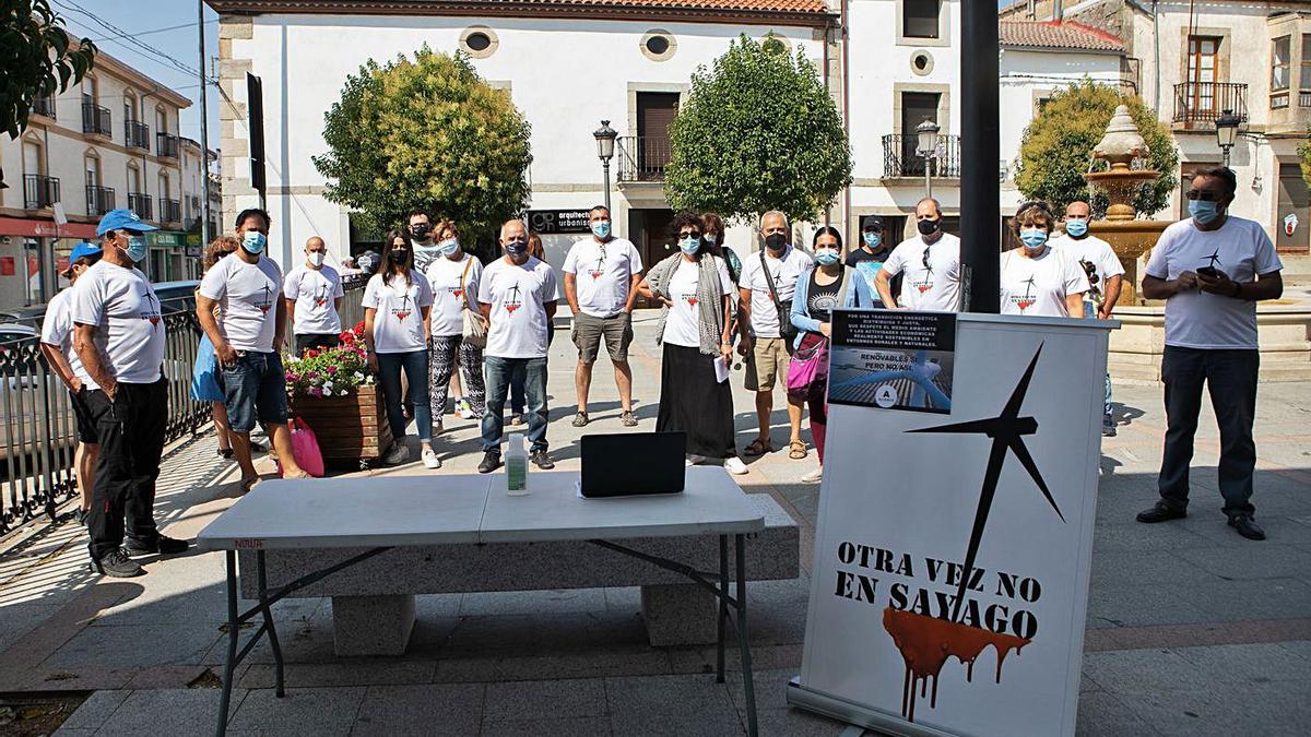 Miembros de la plataforma contra el parque eólico, ayer en una mesa informativa en Bermillo. | Ana Burrieza