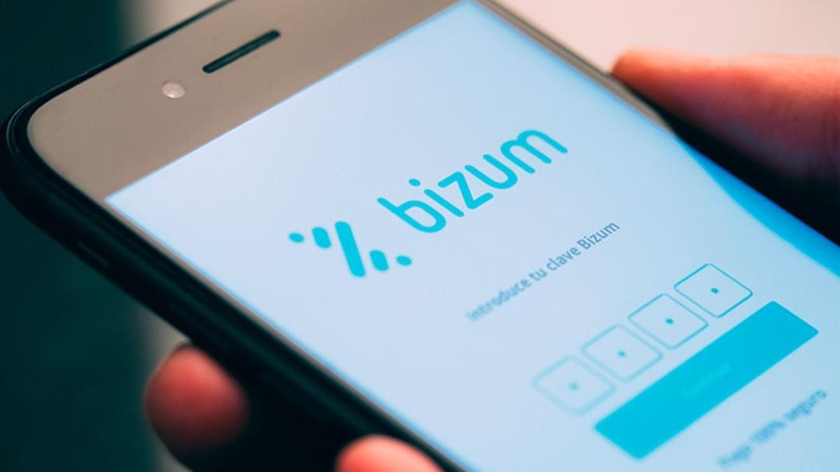 Imagen de recurso de una persona usando Bizum.