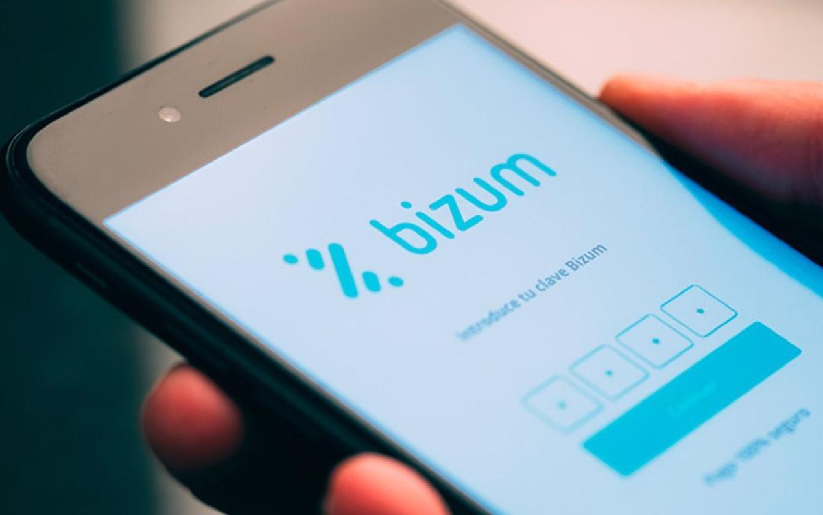 Imagen de recurso de una persona usando Bizum.