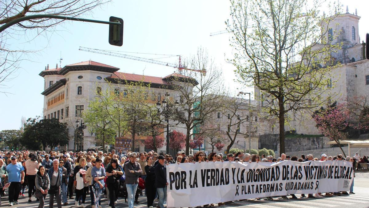 Cientos de personas reivindican en Santander a las víctimas del accidente en la pasarela de El Bocal