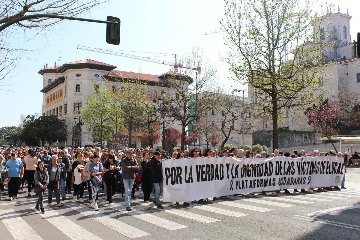 Marcha por las víctimas del accidente de la pasarela de El Bocal en Santander.