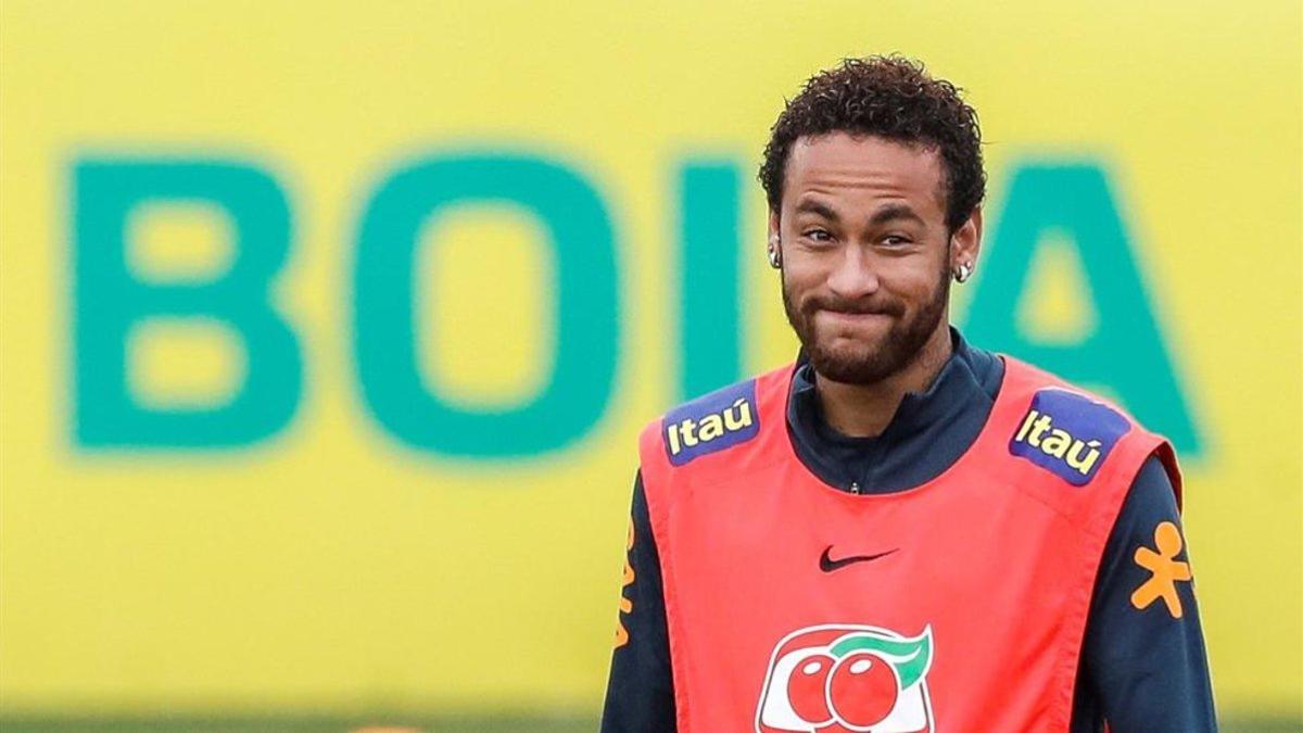 Neymar se entrena en Brasil con su selección