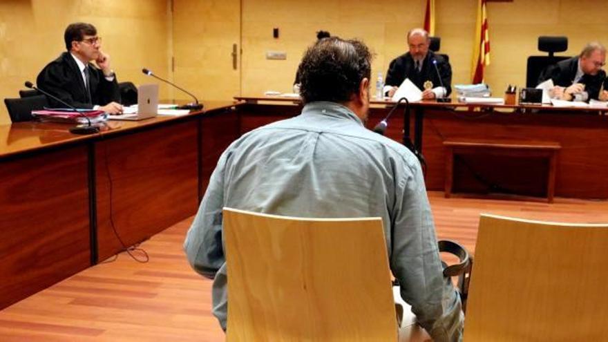 El condemnat, durant el primer dia de judici a l&#039;Audiència de Girona.