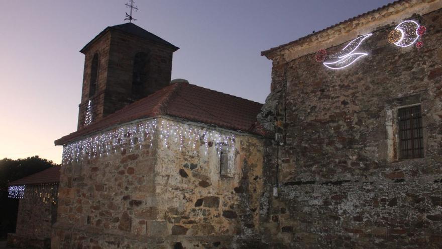 Luces, portal y árbol galardonados en Otero de Centeno, localidad ganadora del concurso de decoración de Manzanal de los Infantes. | A. S.