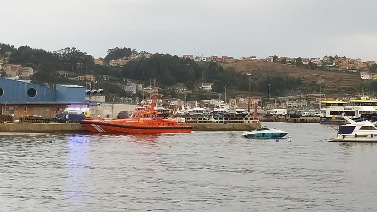 La Salvamar Mirach al llegar al muelle de Bueu de la evacuación desde Ons.