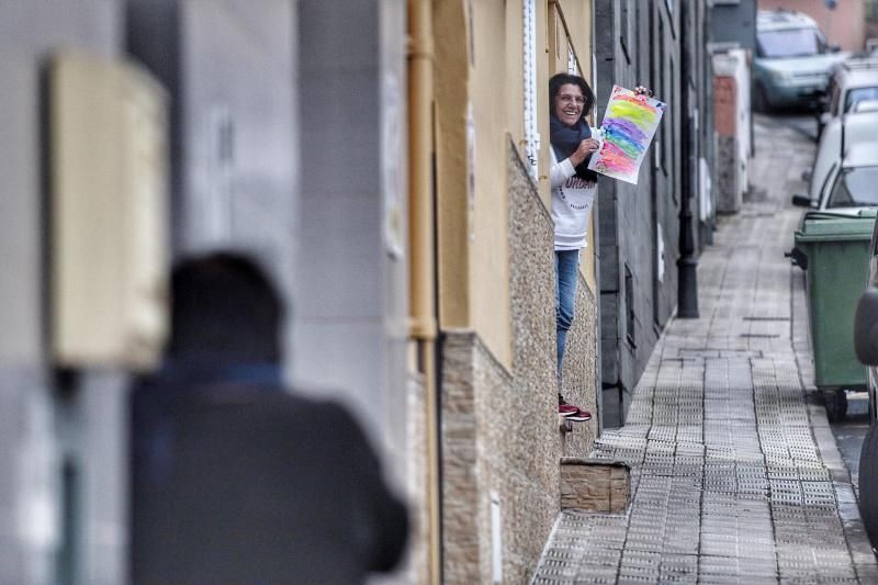 Aplausos en la Calle Ismael Dominguez en Tacoronte-coronavirus 27/03/20  | 27/03/2020 | Fotógrafo: María Pisaca Gámez