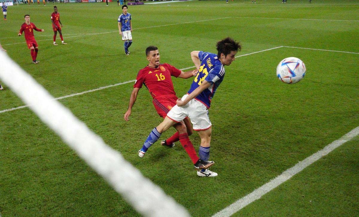 FIFA World Cup Qatar 2022 - Group E - Japan v Spain. Rodri y Tanaka pugnan por un balón.
