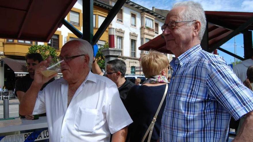 Vicente y Tito Alonso, en la degustación popular de sidra.