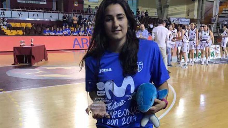 Alejandra Quirante, con su trofeo de MVP de la fase de ascenso.