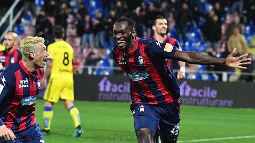 Simy celebra un gol con el Crotone.