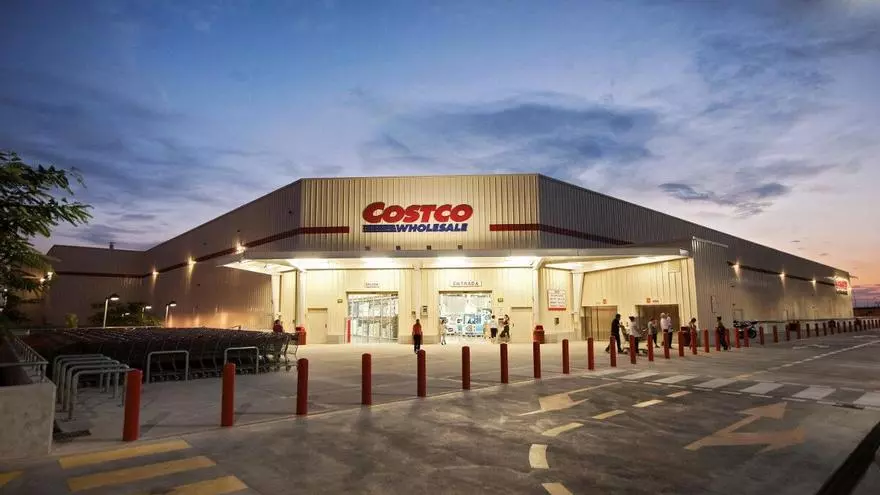Colas kilométricas en Costco para hacerse con un televisor LG de 55 pulgadas que tiene una rebaja de 180 euros por tiempo limitado