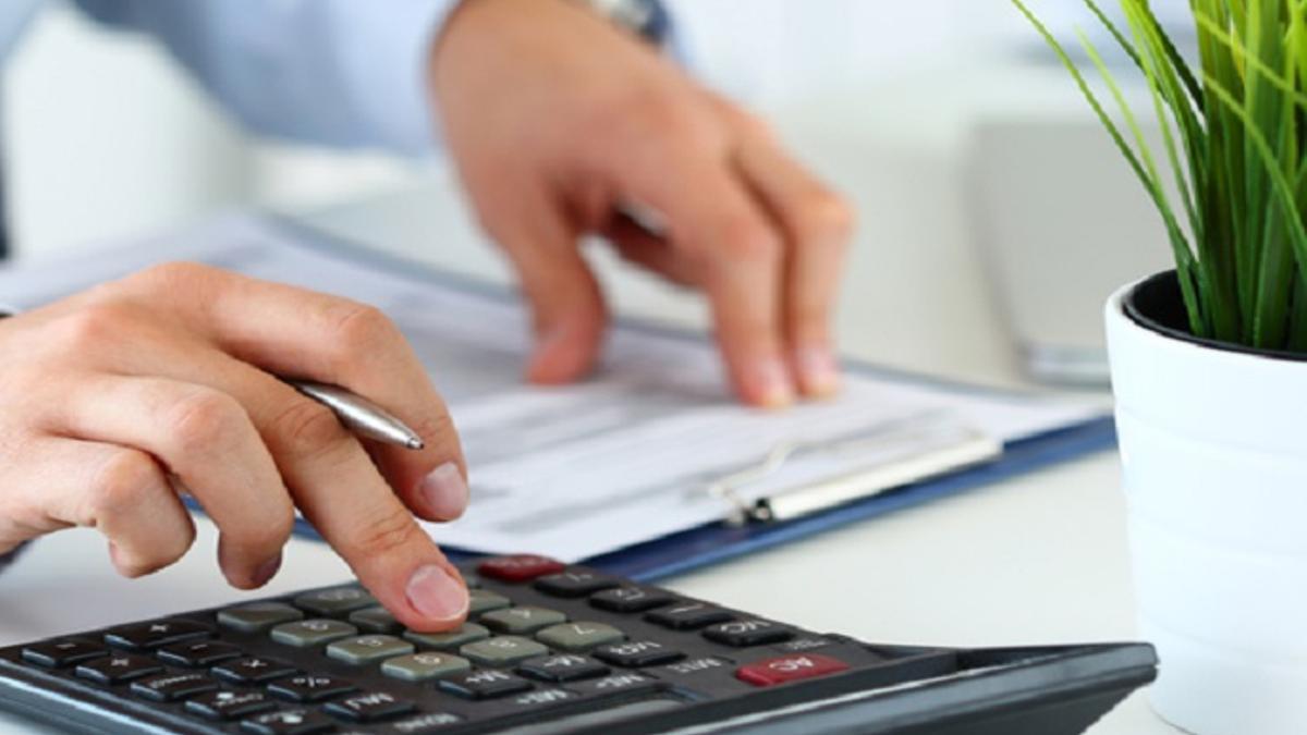 Una persona gestionando el proceso de una subvención.