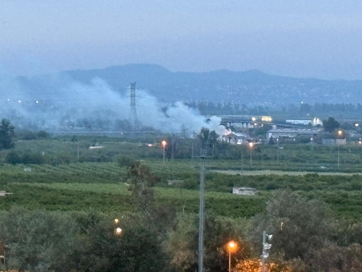 Columna de humo en un incendio en Alzira