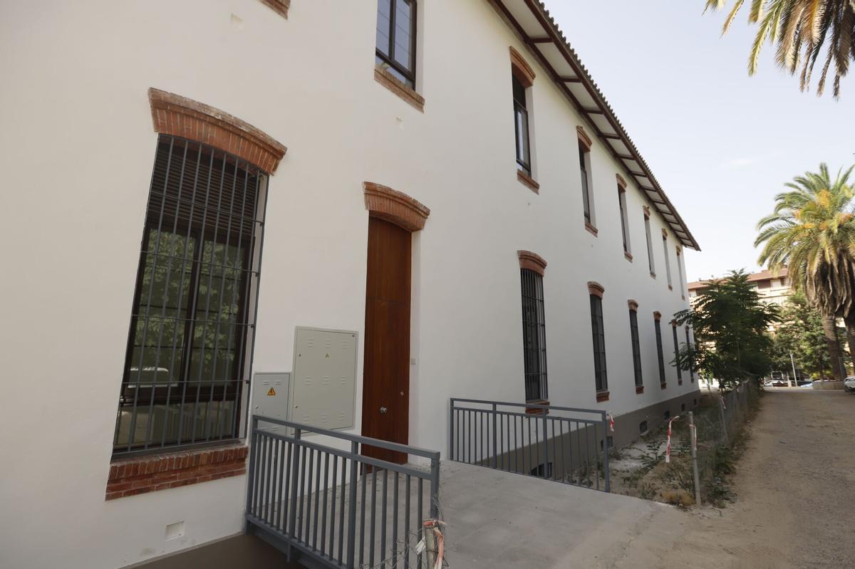 Vista de un pabellón y de algunas palmeras del antiguo hospital militar.