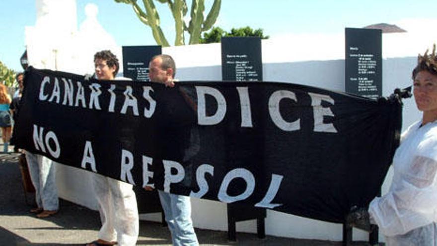 Manifestación de ciudadanos en Lanzarote en contra de los sondeos de Repsol.  i  LA PROVINCIA/DLP