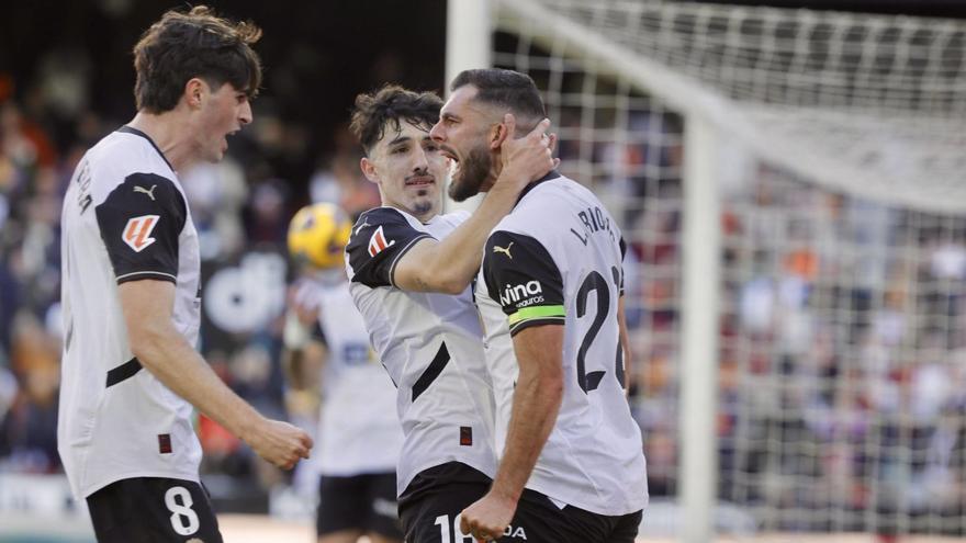 Luis Rioja y Javi Guerra celebrando uno de los goles contra el Celta. | J. M. LÓPEZ