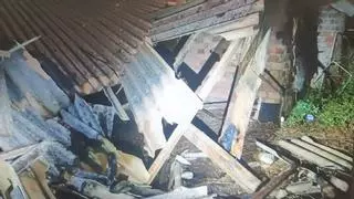 Un incendio arrasa una casa abandonada en Moaña