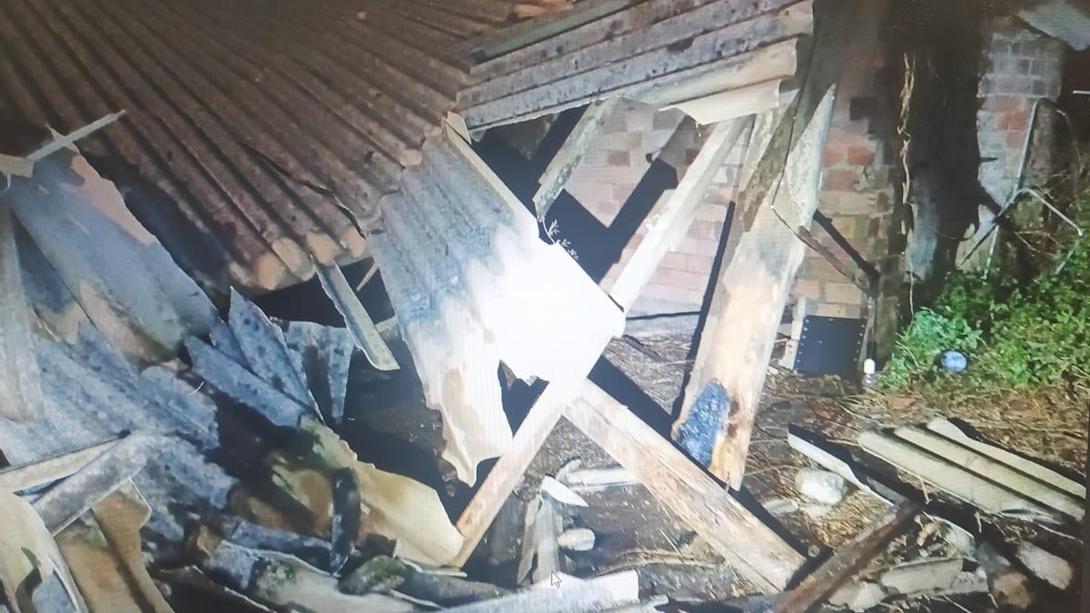 Estado en el que quedó una casa abandonada tras sufrir un incendio en Moaña.