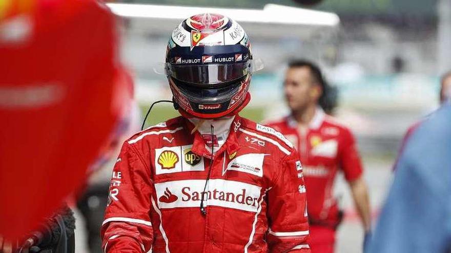 Sebastian Vettel camina por el &quot;pit lane&quot;. // Fazry Ismail