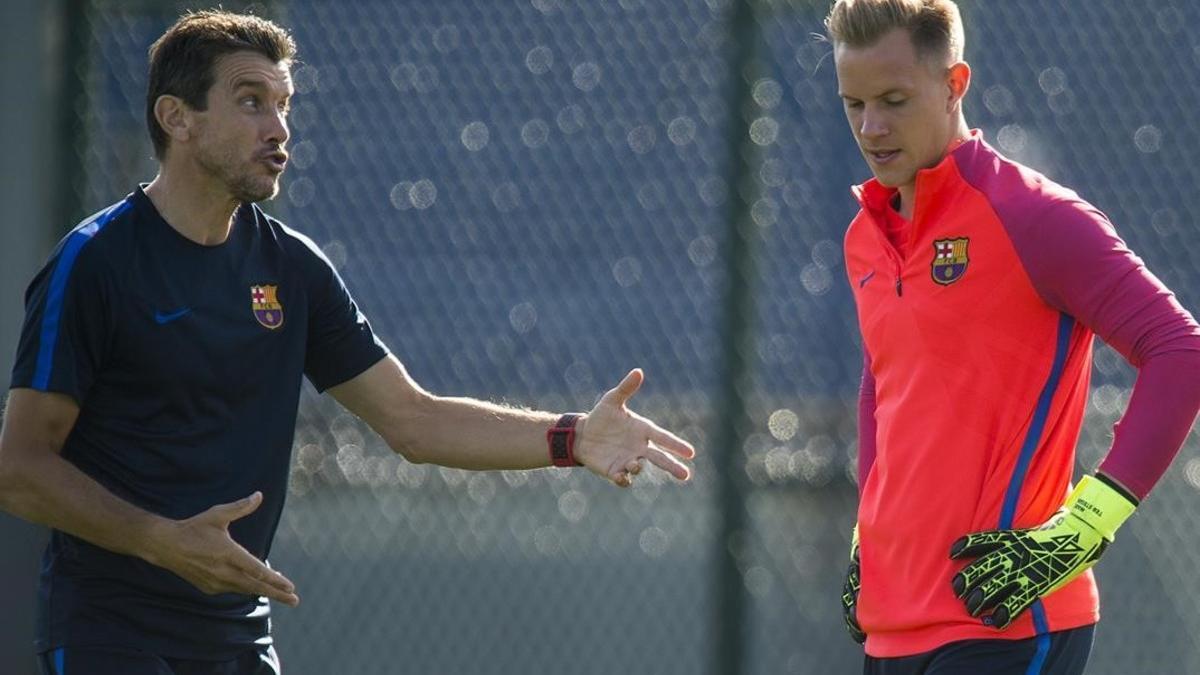 Ter Stegen atiende las explicaciones de Juan Carlos Unzué en el último entrenamiento.