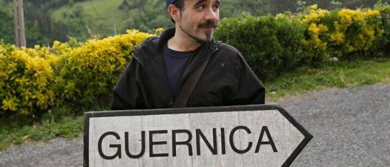 El director Koldo Serra, en un descanso del rodaje de &#039;Gernika&#039;.