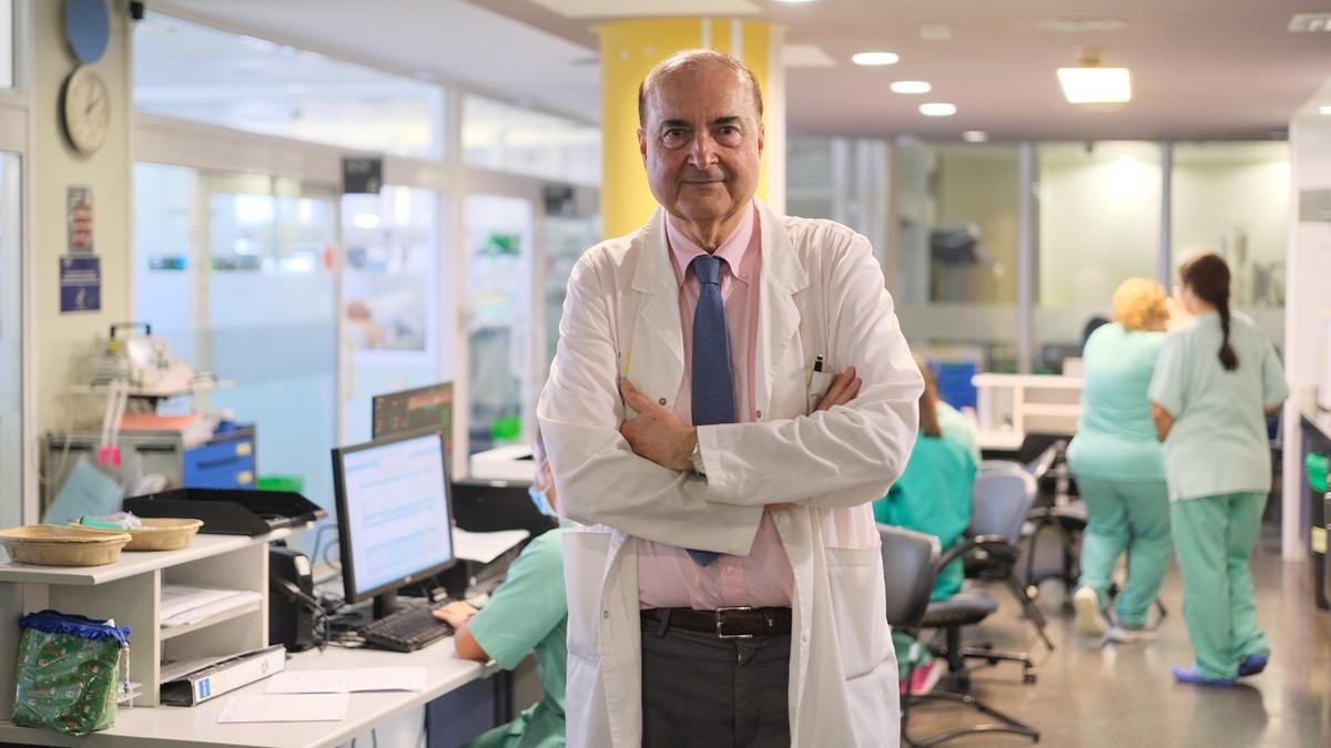 El doctor Sergio Ruiz en la UMI del Hospital Universitario de Gran Canaria Doctor Negrín.