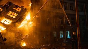 Bomberos ucranianos intentando apagar las llamas en un edificio alcanzado por misiles enviados desde Rusia