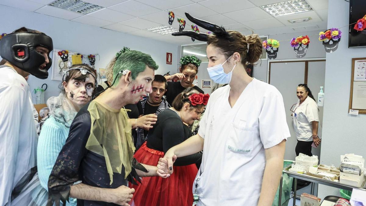 El Hospital de Sant Joan humaniza la atención al paciente oncológico con disfraces del personal de Enfermería y decoración de Halloween realizada por el Centro San Rafael