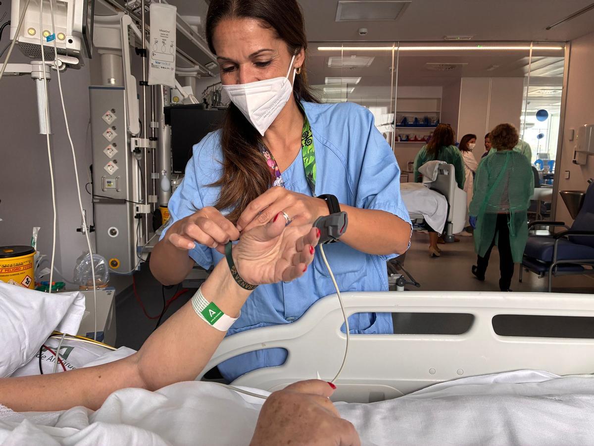 La Archicofradía del Paso y la Esperanza visita a los pacientes ingresados en el Hospital Clínico