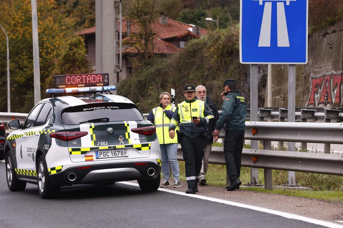 Miembros del gabinete de crisis sobre el terreno, a la altura de Campomanes. Raquel Casado y agentes de la Guardia Civil. ARGAYO EN LA AUTOPISTA DEL HUERNA. DERRUMBAMIENTO. DESPRENDIMIENTO DE TIERRAS A 5 KILOMETROS DEL TUNEL DEL NEGRON