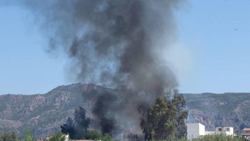 Un incendio obliga a desalojar tres casas en un carril del Barrio del Progreso