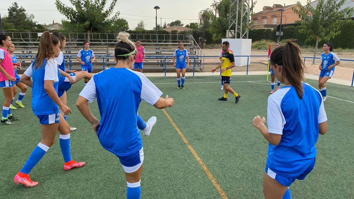 El equipo alhameño realizando ejercicios de calentamiento