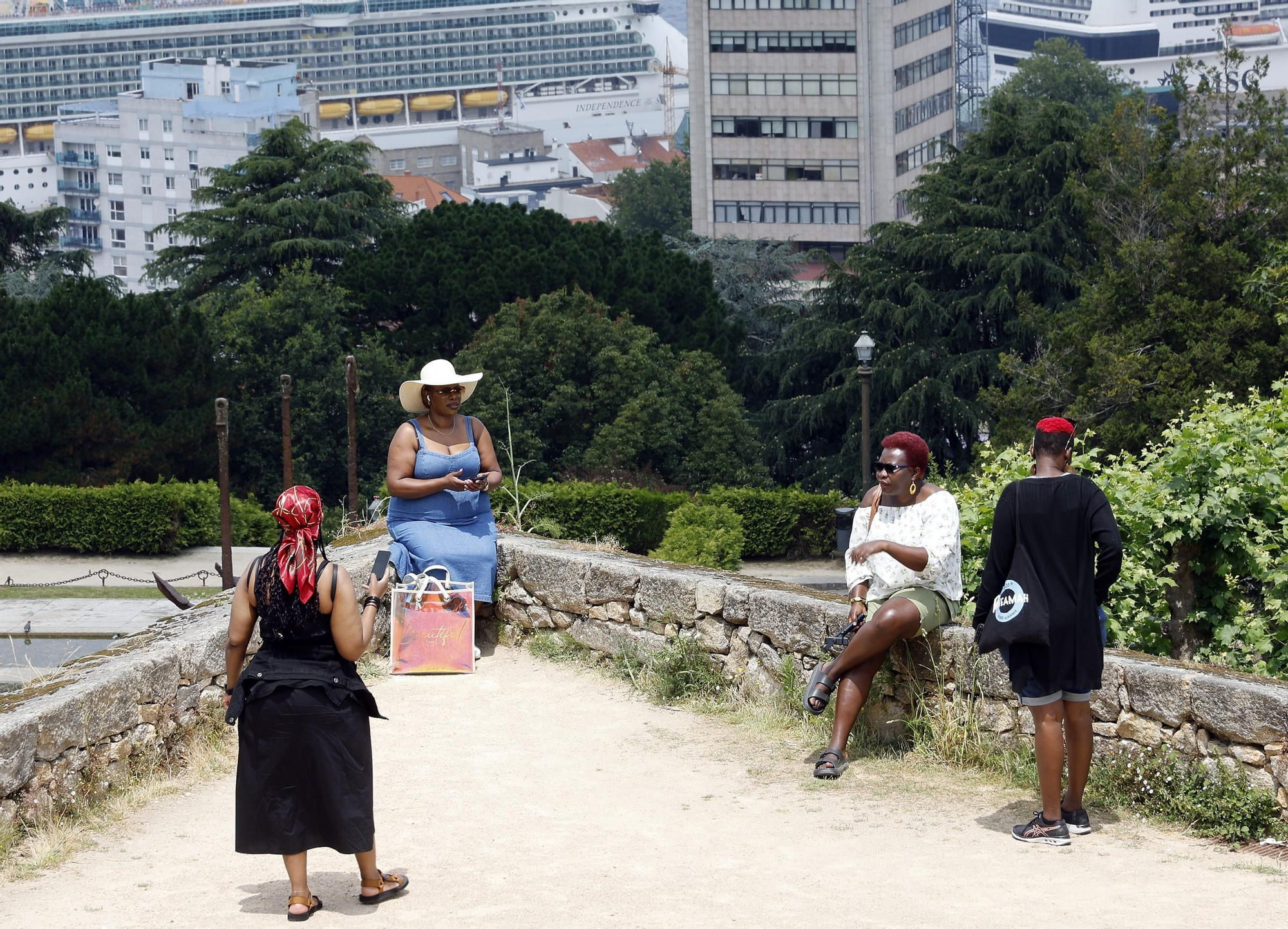 Marea de cruceristas en Vigo con la doble escala del «Independence of the Seas» y «MSC Virtuosa»