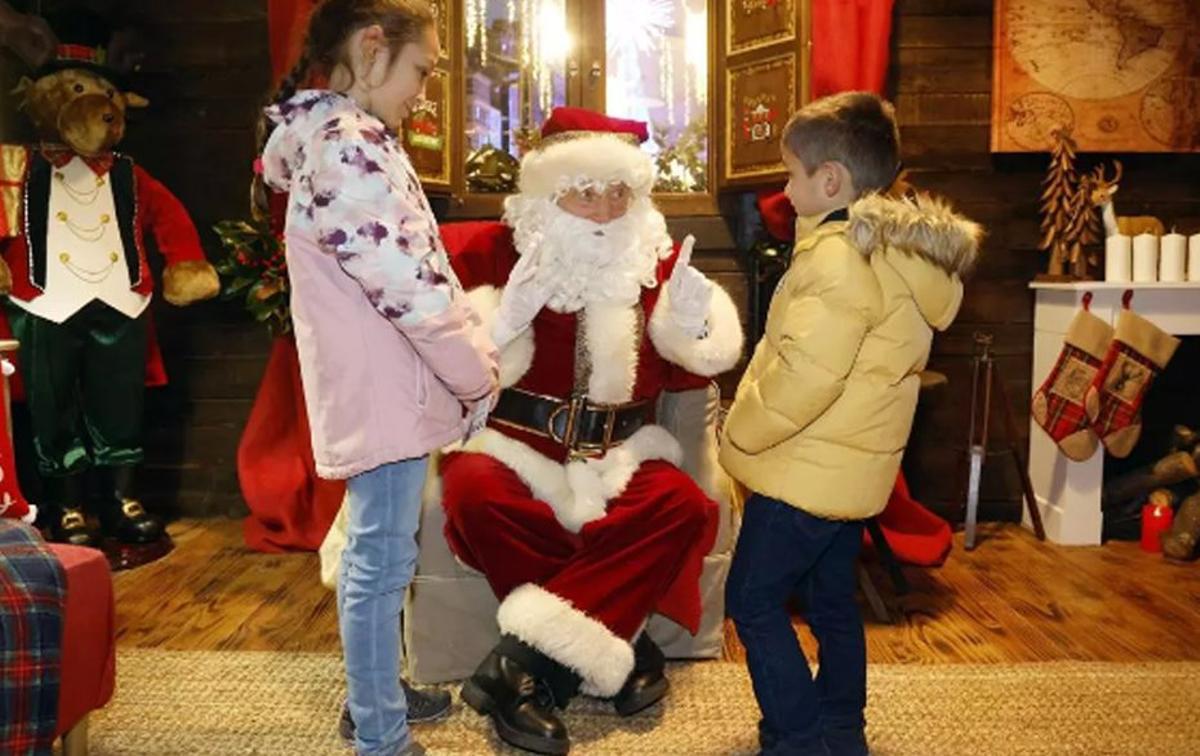 Papá Noel recibe visita
de los pequeños.