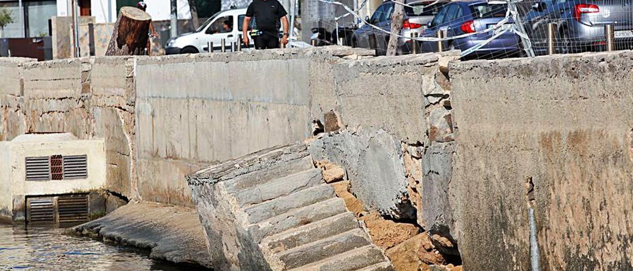 El temporal destrozó el muro del paseo de Cala Gamba. | G.BOSCH