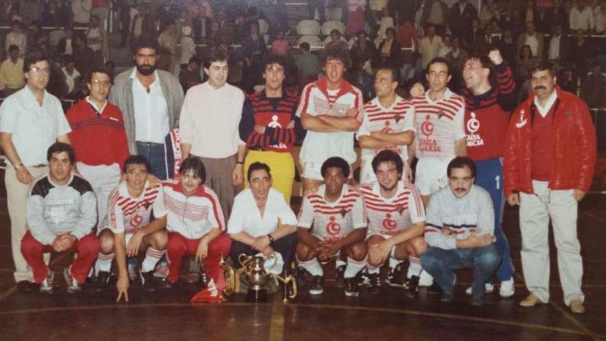 El Chaston FS y su presidente Miguel Mosquera, tercero por la izquierda, con el trofeo de Liga 1984-85