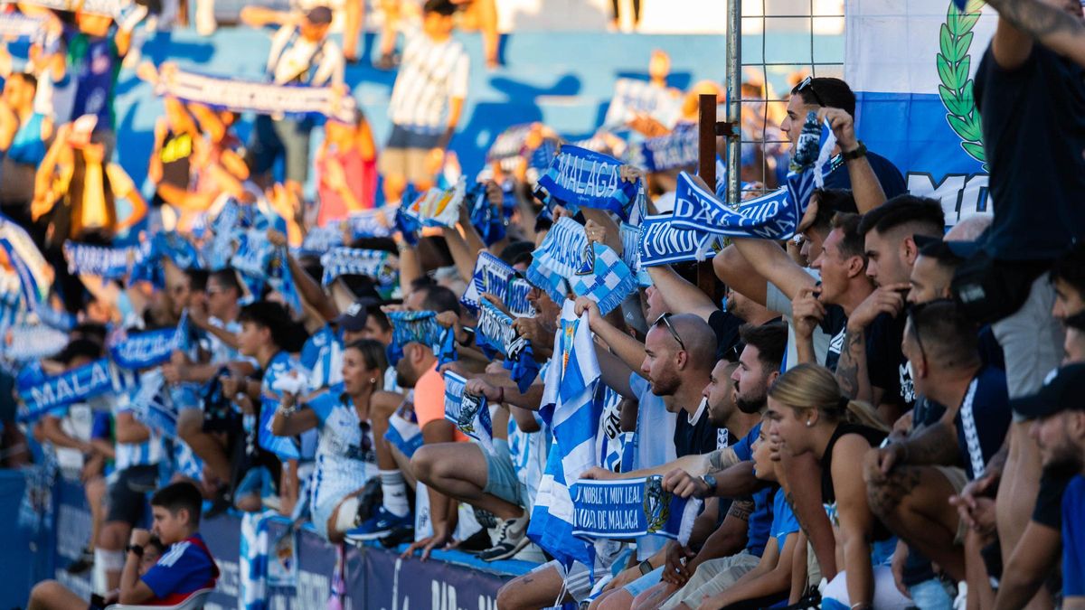 Aficionados blanquiazules, en las gradas de Linarejos.