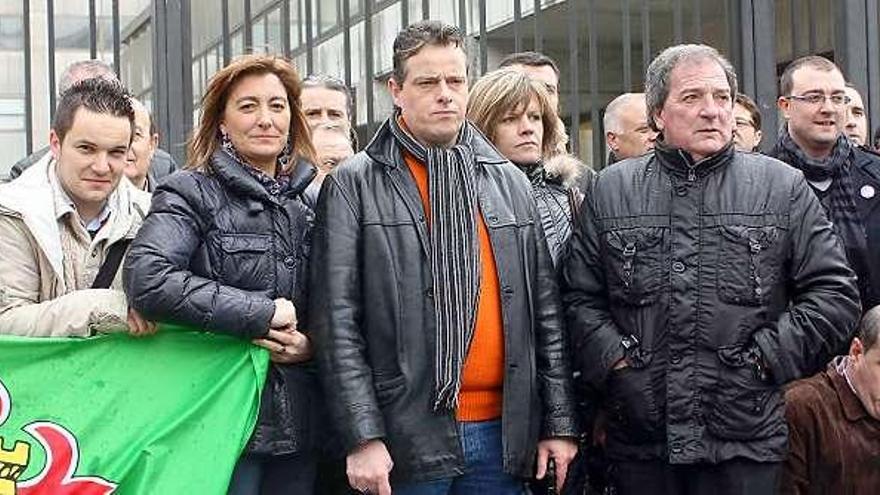 Marcos, en el centro, junto a regidores y ediles socialistas, en Madrid.