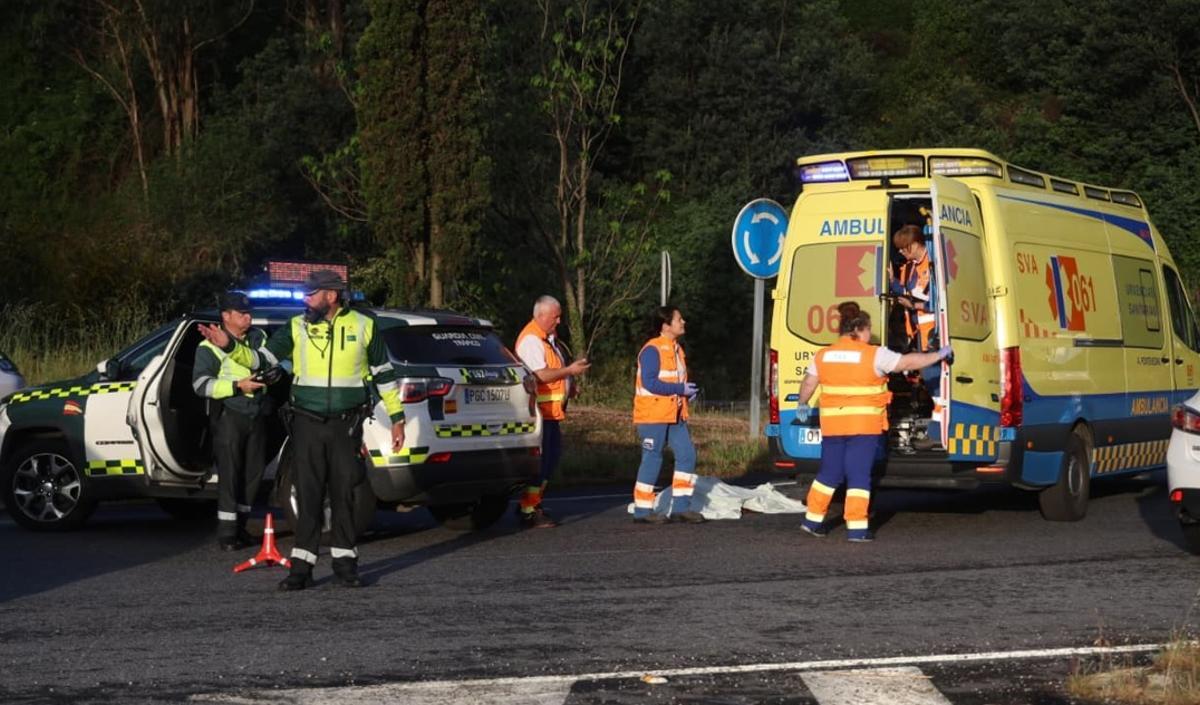 Servicios de emergencias, junto al cadáver.
