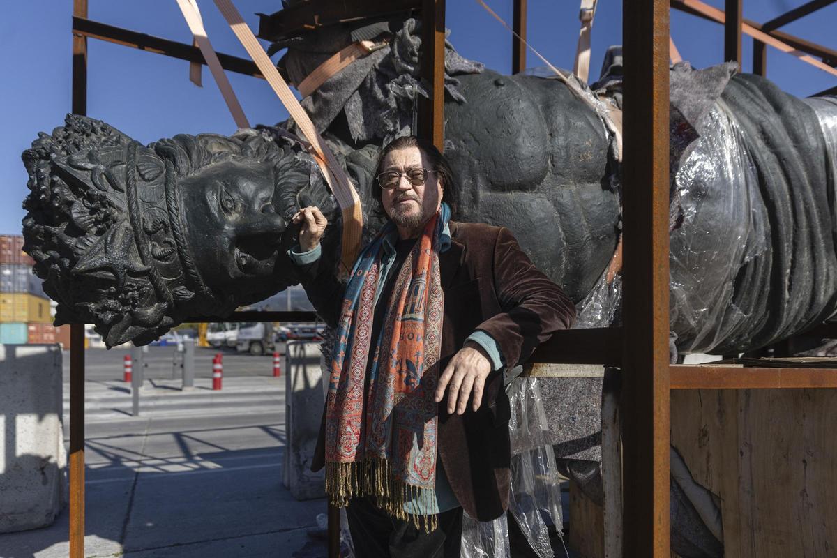 Ginés Serrán, con una de las esculturas de su conjunto para el Puerto de Málaga