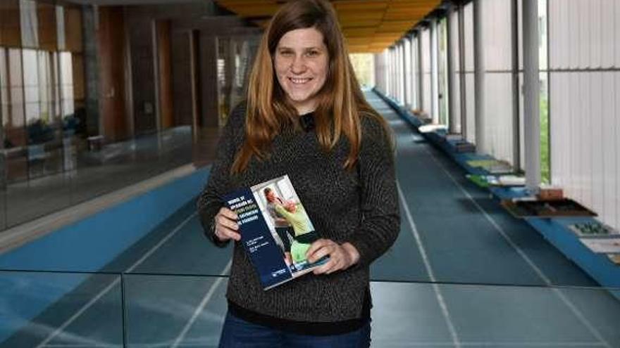 Irimia Mollinedo con su libro en el campus pontevedrés. // G. Santos