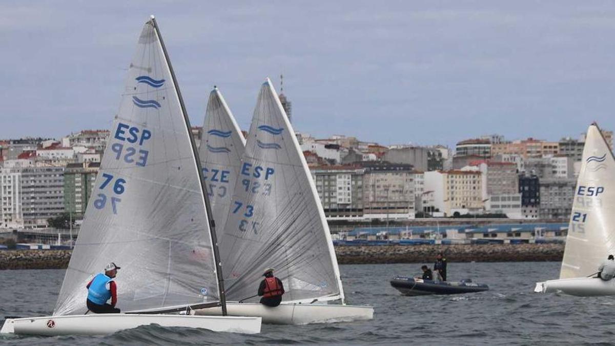 La flota de la clase Finn navega en la bahía de A Coruña.