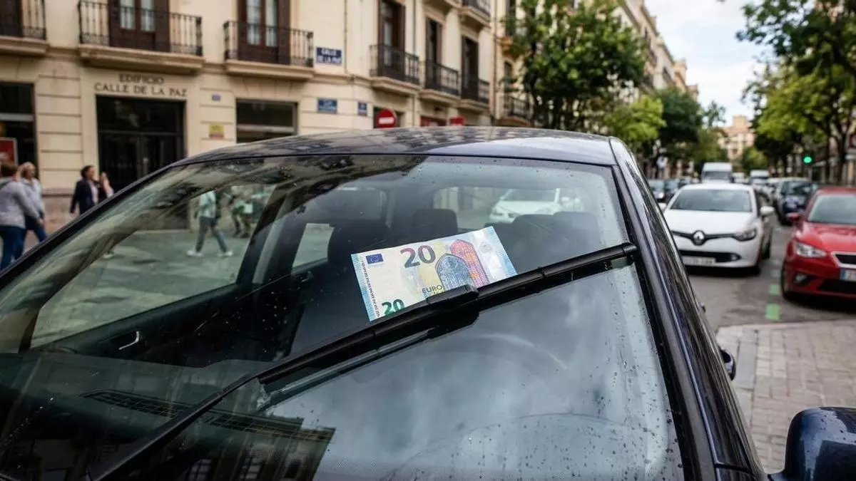 Alerta de la Policía Nacional: El peligroso motivo por el que están apareciendo monedas y billetes en los coches