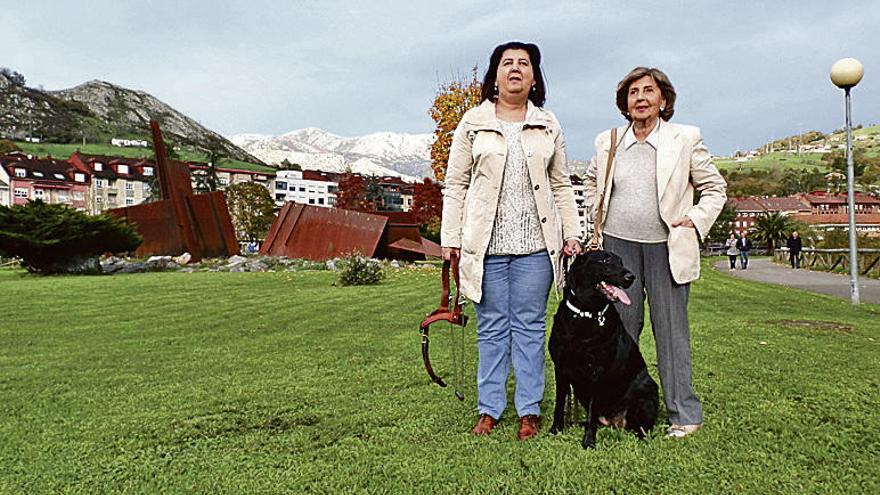 María José Molina, Carmen Pando y &quot;Fani&quot;, ayer, en Arriondas.