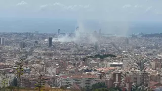 Un incendio en la cocina de un restaurante de Barcelona llena de humo Rambla Catalunya
