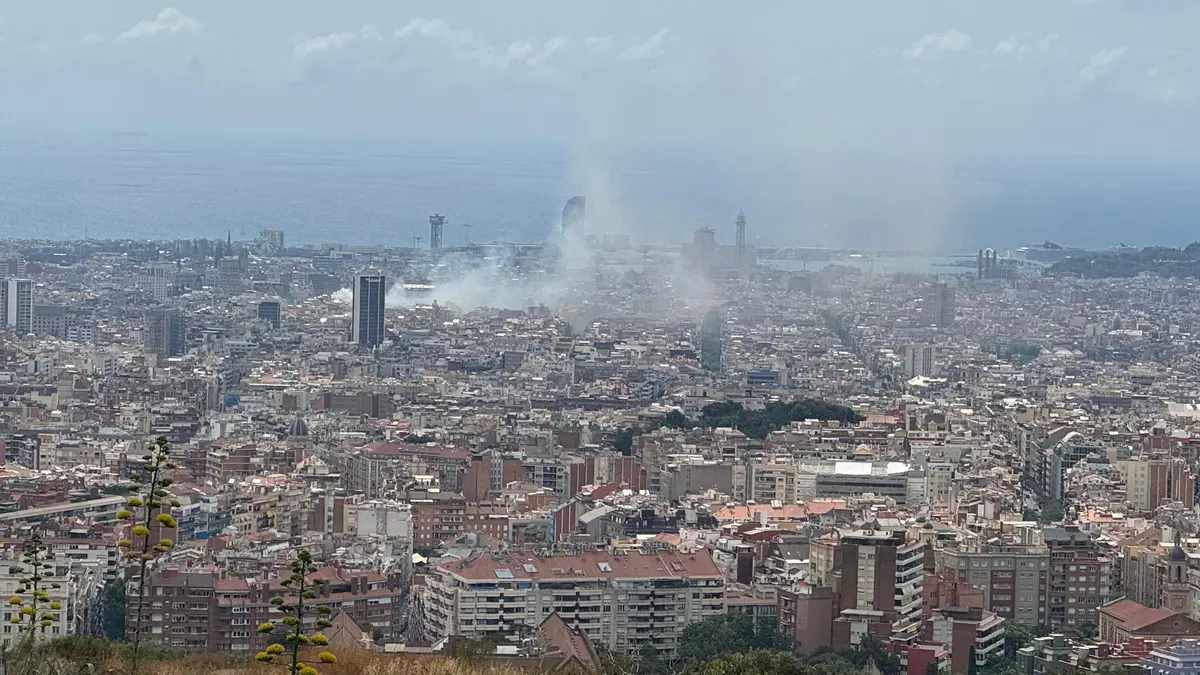 Un incendio en la cocina de un restaurante de Barcelona llena de humo Rambla Catalunya