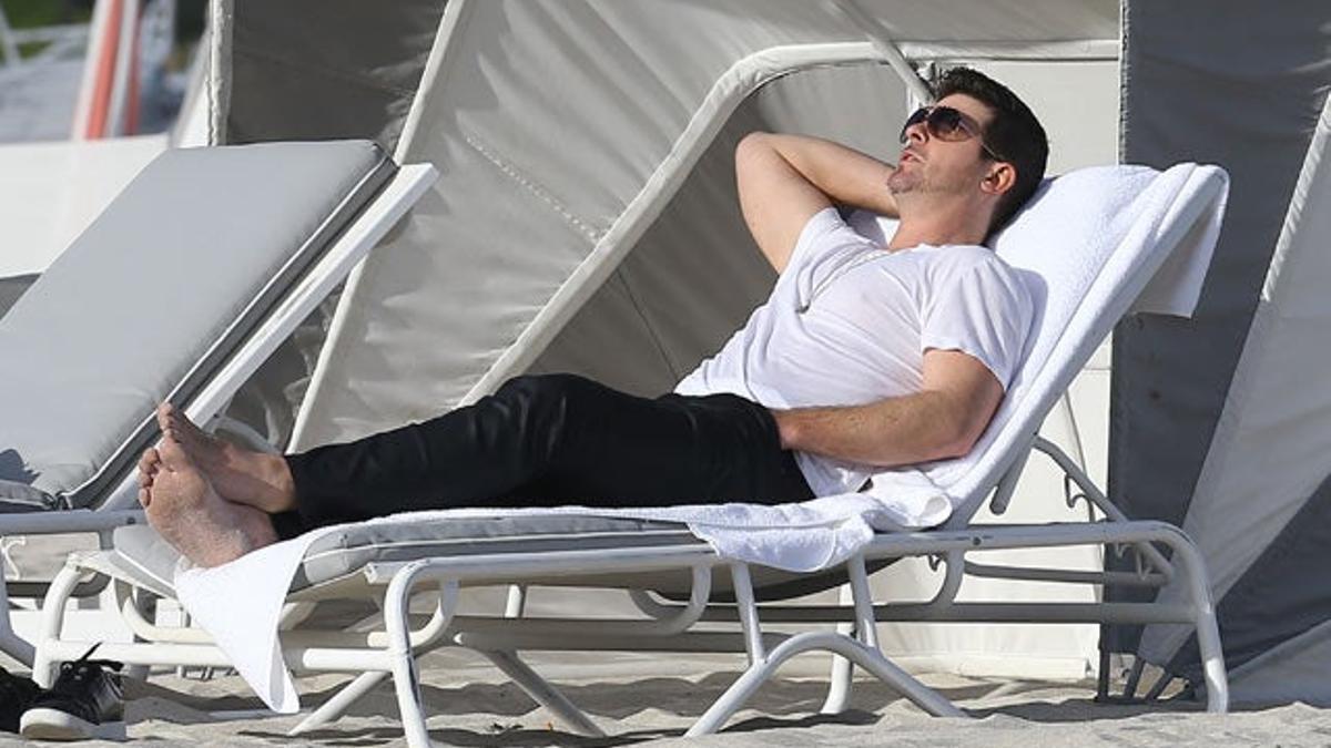 Robin Thicke pasa el día en la playa de Miami