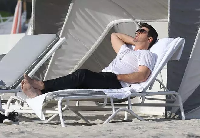 Robin Thicke pasa el día en la playa de Miami
